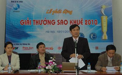 Đại diện ban tổ chức ph&aacute;t động giải thưởng Sao Khu&ecirc; 2010.