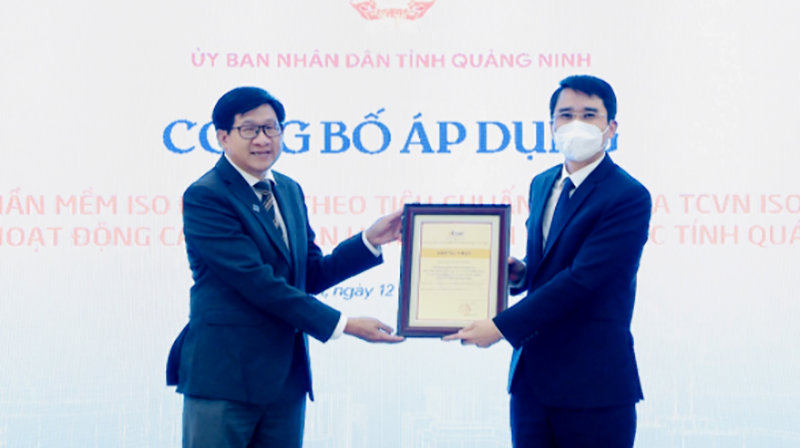 PGS. TS. Nguyễn Hiếu Trung trao Giấy Chứng nhận bản quyền sử dụng phần mềm ISO điện tử đến UBND tỉnh Quảng Ninh.